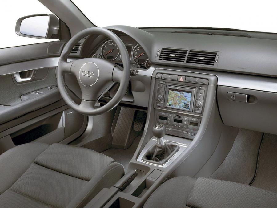 Торпедо Audi A4 1.8T Sedan (B6, 8E) 2000 года  (фото 5 из 9)